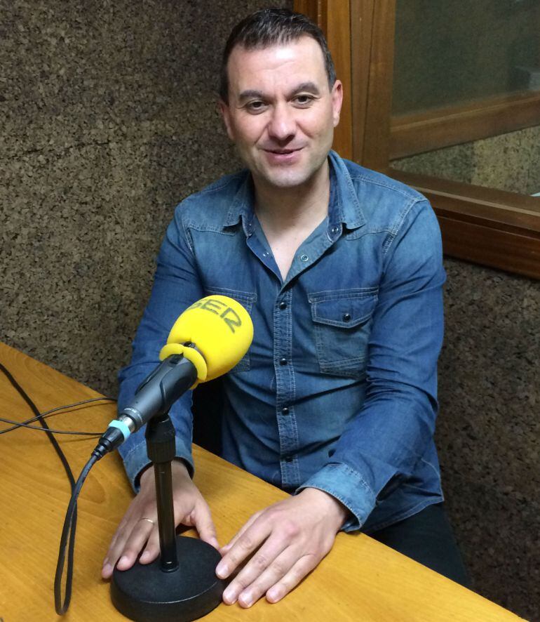 Ignacio Gómez en los estudios de Radio Ourense