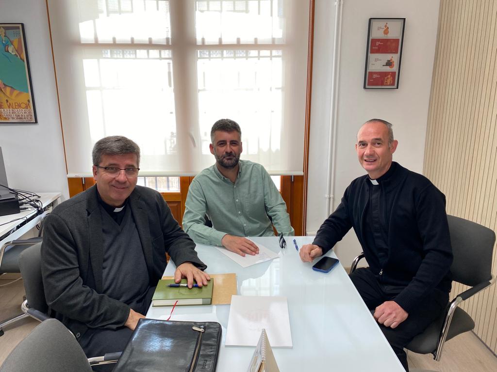 Pere Fuset, concejal de Cultura Festiva, se reúne con el rector de la basílica de València, Juan Melchor Seguí, y con su vicerrector, Álvaro Almenar