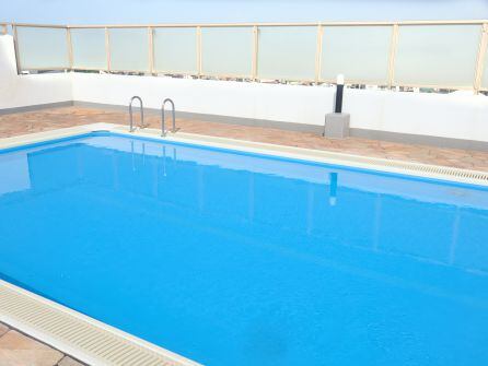 Piscina en la azotea de un edificio