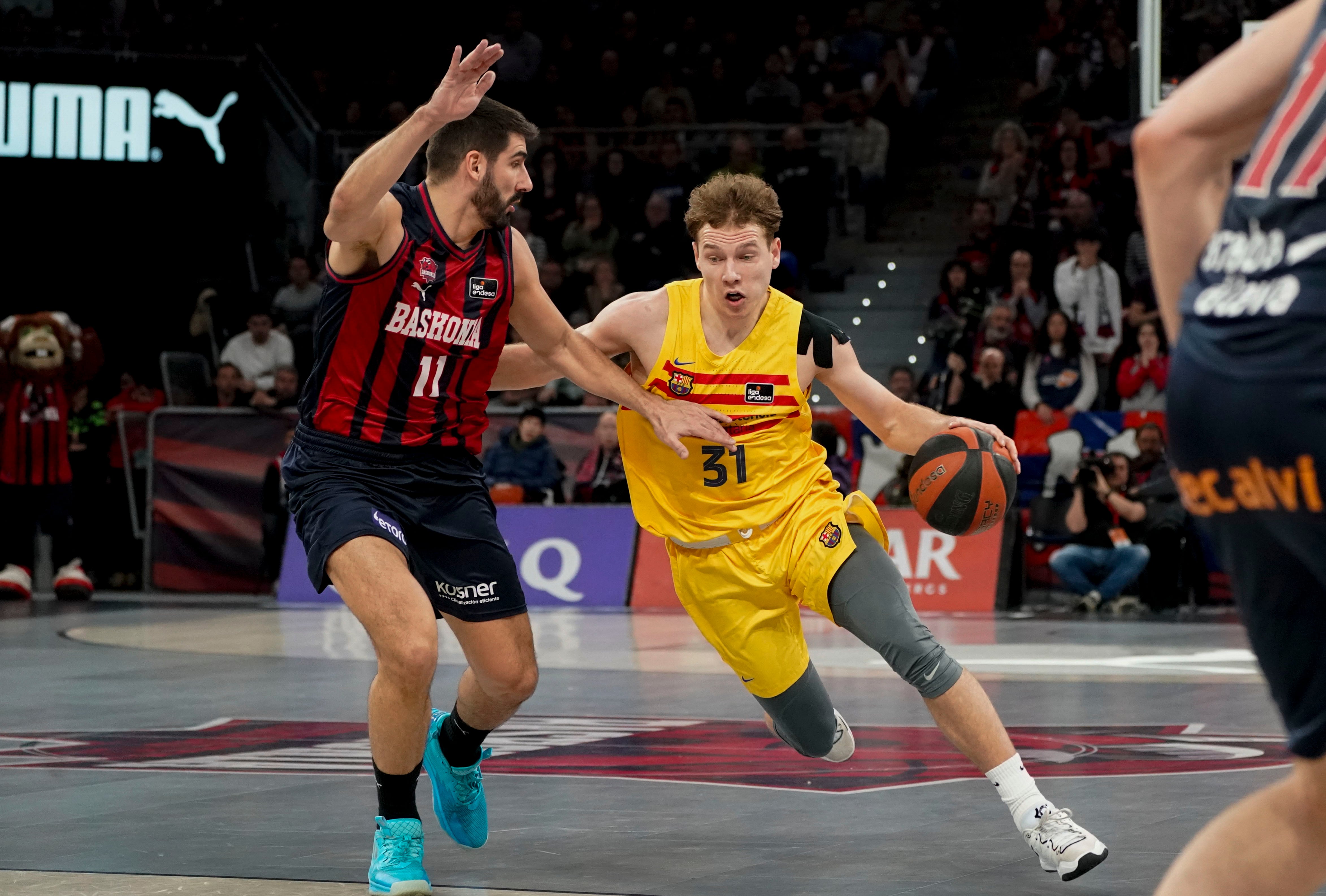 BARCELONA, 10/03/2024.- El jugador del Baskonia Dani Díez (i) intenta detener al base lituano del Barcelona Rokas Jokubaitis durante el partido de la liga Endesa de baloncesto disputado este domingo entre el Baskonia y el Barcelona en el Buesa Arena de Vitoria. EFE / L. Rico
