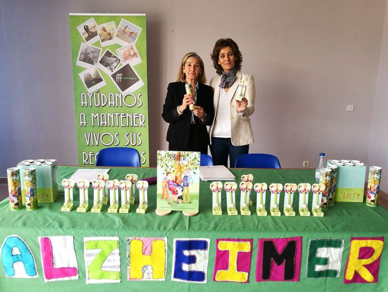 Isabel Miranda presidenta de la Asociación de familiares de Alzheimer junto a Beatriz López de Ambientair en la presntación de las nuevas fragancias solidarias