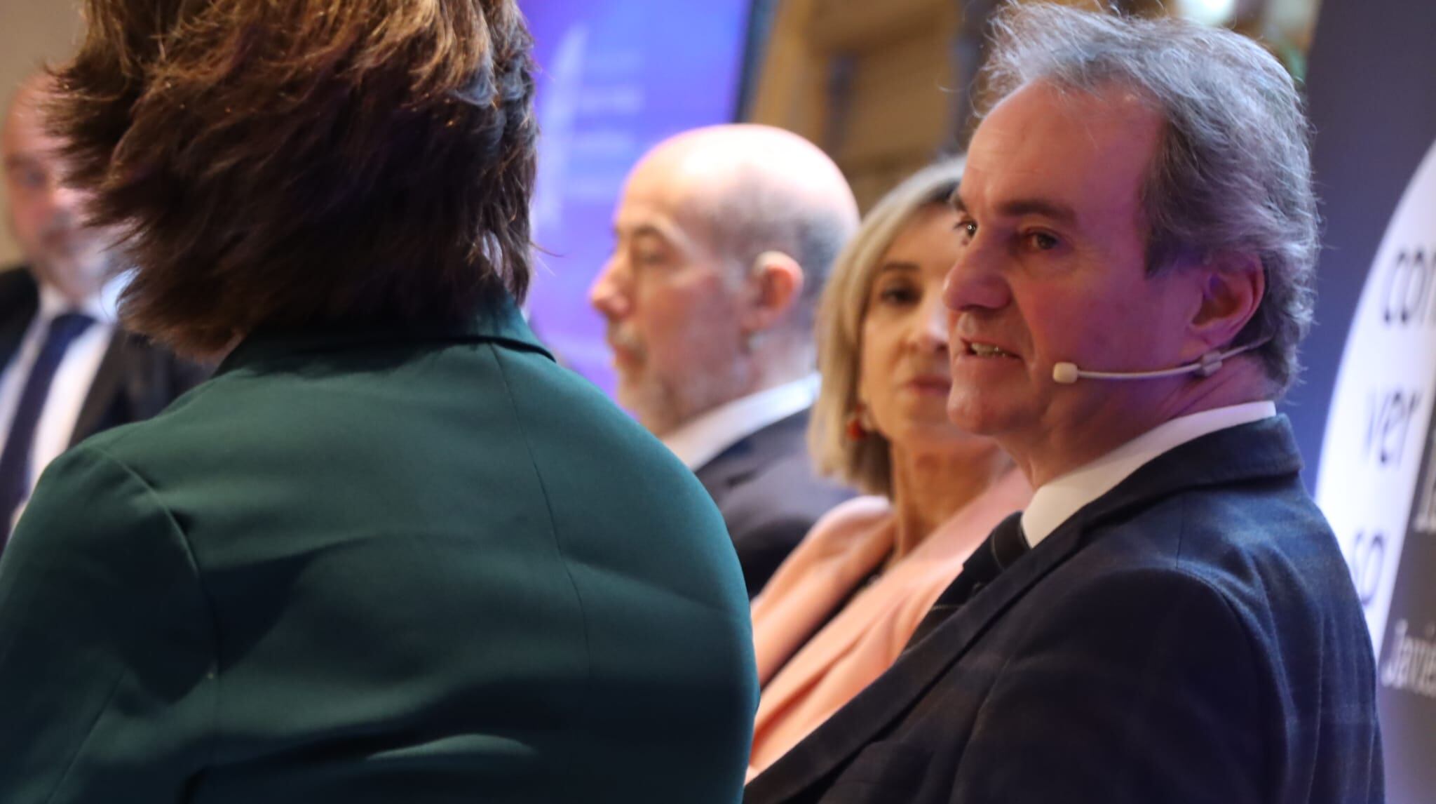 Jorge Villarroya, presidente de la Cámara de Comercio de Zaragoza y Teresa Fernandez, directora de la Banca para empresas de Ibercaja.