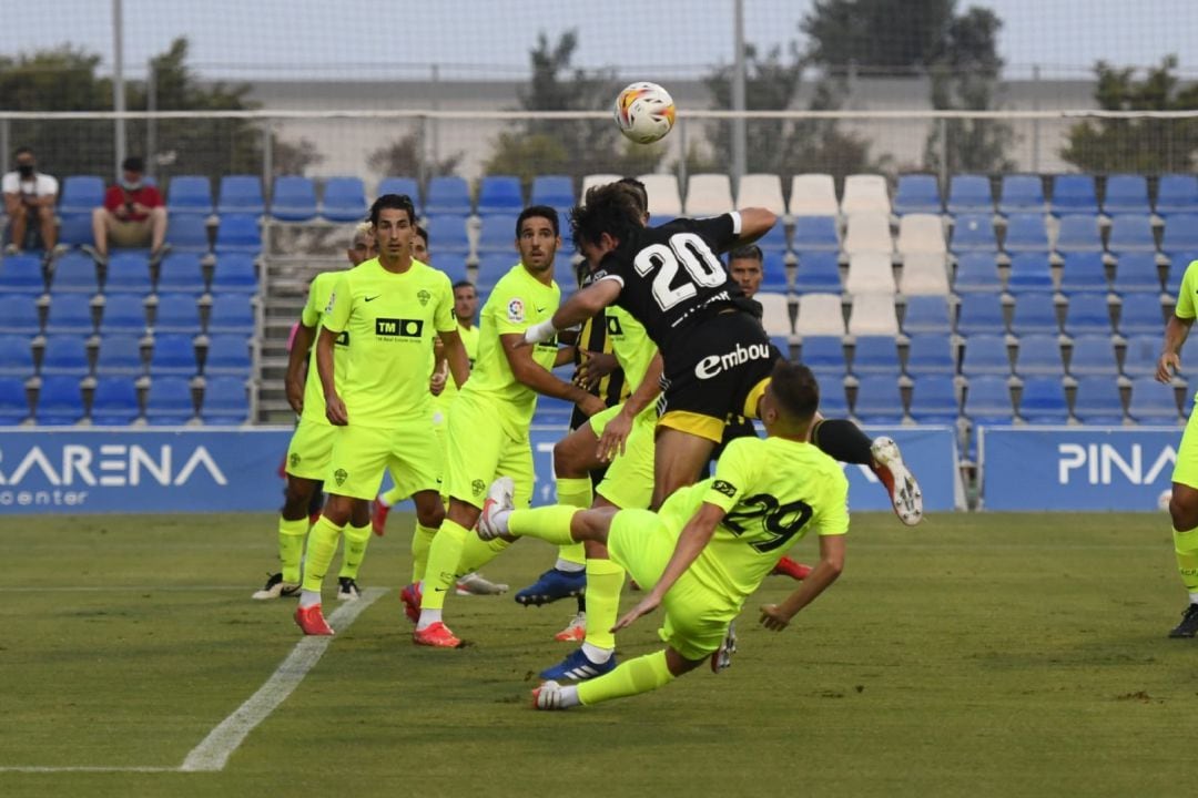 Una jugada del Real Zaragoza-Elche CF disputado en Pinatar Arena