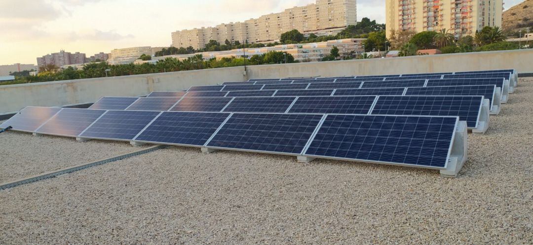 Paneles solares ya instalados en un tejado propiedad del Ayuntamiento de Alicante