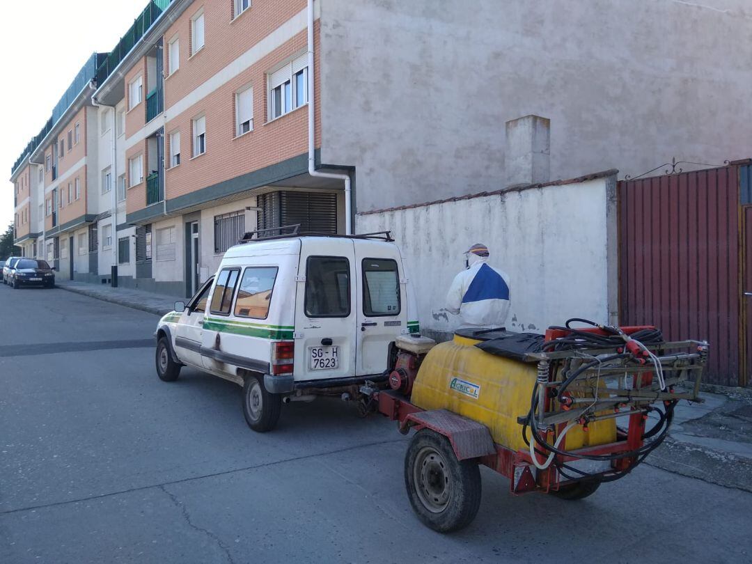 Un operario municipal sobre el depósito con con el que se pulveriza el herbicida