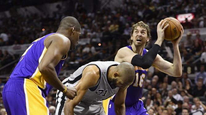 El jugador español Pau Gasol ataca el aro durante el partido ante los San Antonio Spurs