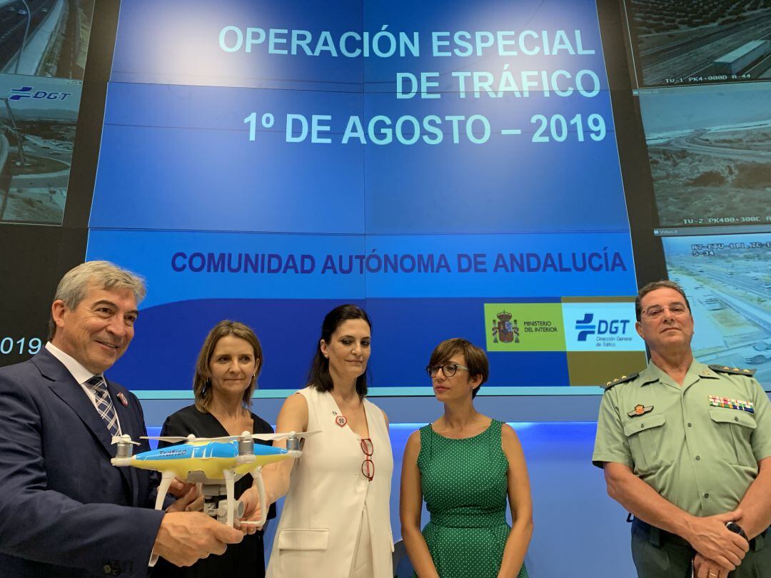 El Delegado del Gobierno en Andalucía en funciones, Lucrecio Fernández, con uno de los drones que comenzará a denunciar las infracciones en las carreteras de la provincia