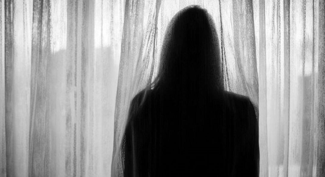 Mujer junto a una ventana (archivo).