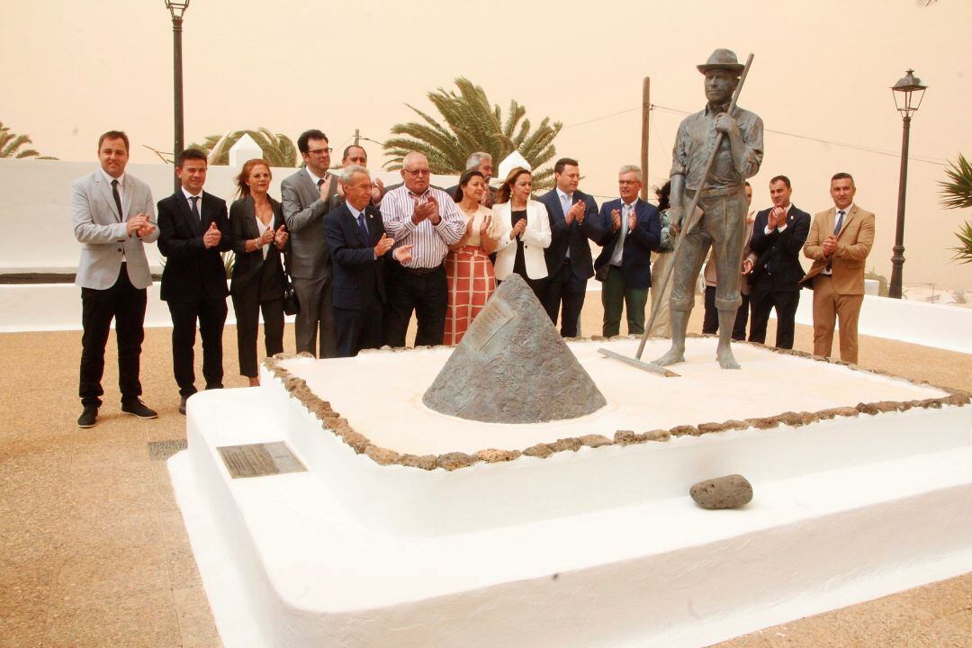 Descubrimiento de la escultura en honor al Salinero.