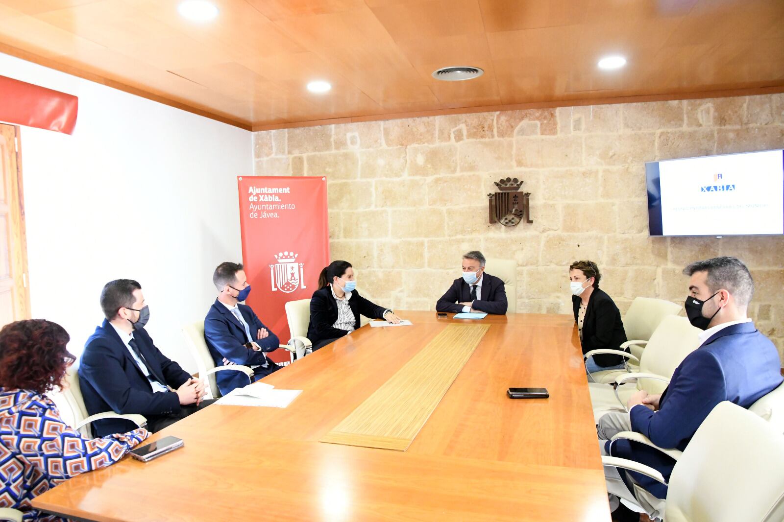 Momento de la reunión entre responsables del Ayuntamiento de Xàbia y de las entidades bancarias.