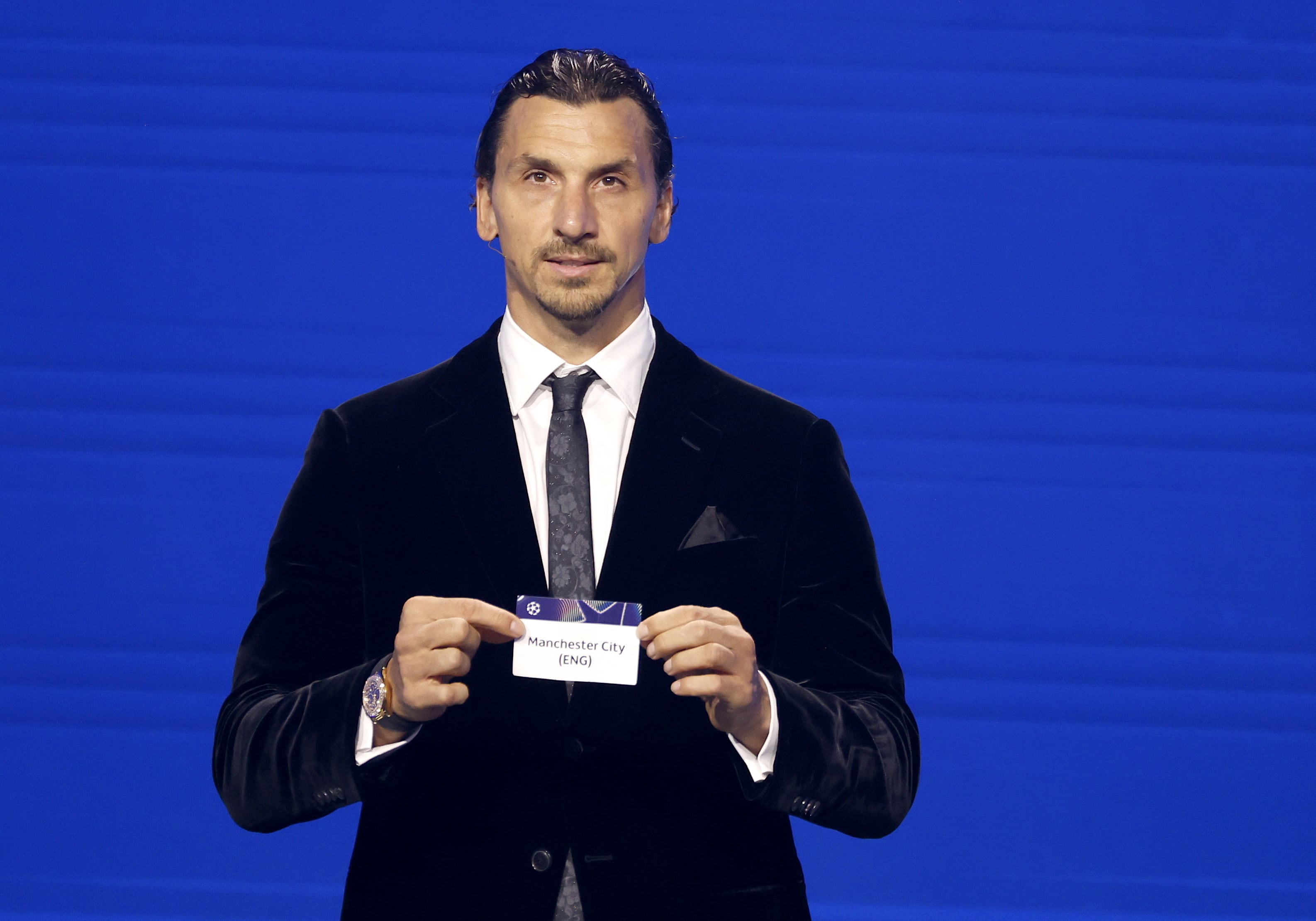 Monaco (Monaco), 28/08/2025.- Former Swedish international Zlatan Ibrahimovic holds the ticket of Manchester City during the UEFA Champions League league phase draw at the Grimaldi Forum in Monaco, 28 August 2025. (Liga de Campeones) EFE/EPA/MOHAMMED BADRA