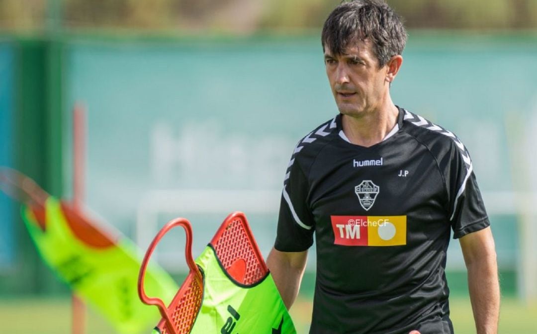 Pacheta en un entrenamiento del Elche 