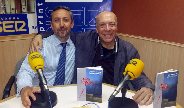 El poeta Santiago Gómez Valverde (d) junto a Chema Contreras