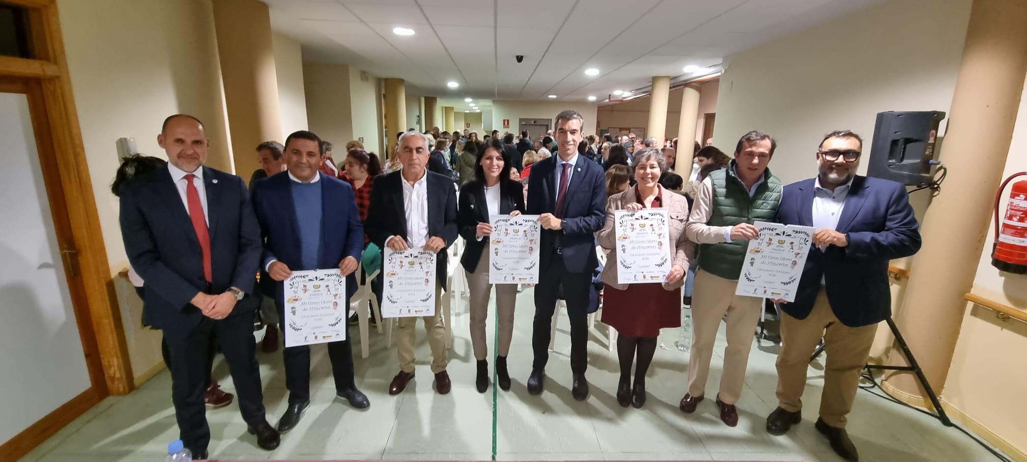 Autoridades acompañando a representantes de APACE en la presentación de su calendario solidario