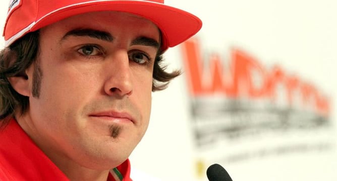 El piloto español de Fórmula 1, Fernando Alonso habla con los medios durante una conferencia de prensa con motivo del encuentro informal de invierno Ferrari/Ducati en Madonna di Campiglio