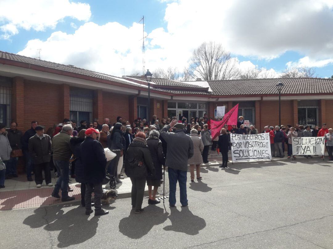 La séptima concentración semanal de Roa por una sanidad digna congregó a dos centenares de personas