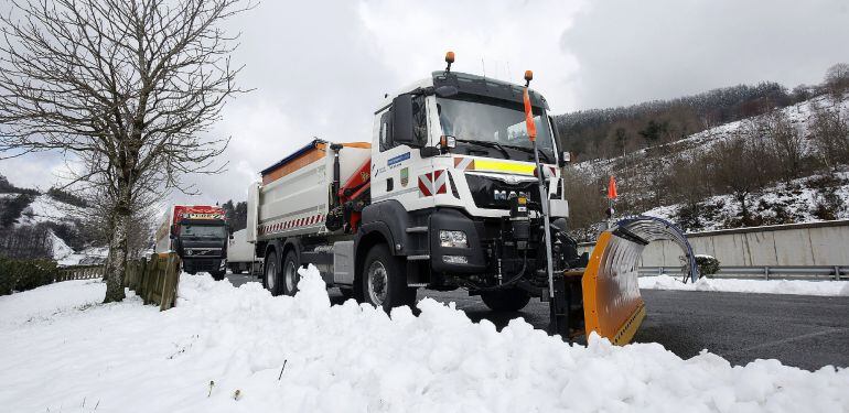 Un camión quitanieves ircula por la autovía A-15 que une Gipuzkoa con Navarra, que ha permanecido cortada por nieve a primera hora de la mañana.