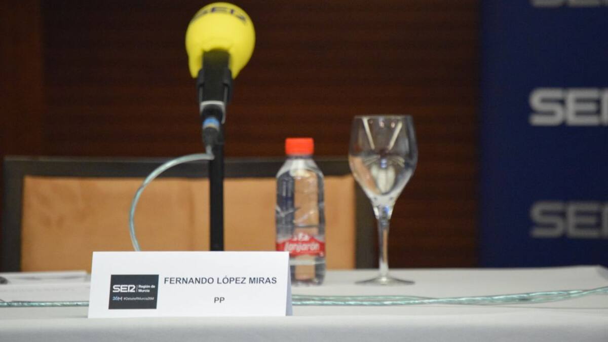 La silla vacía y otras fotos del debate