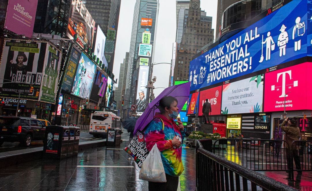 Una mujer camina por Nueva York.