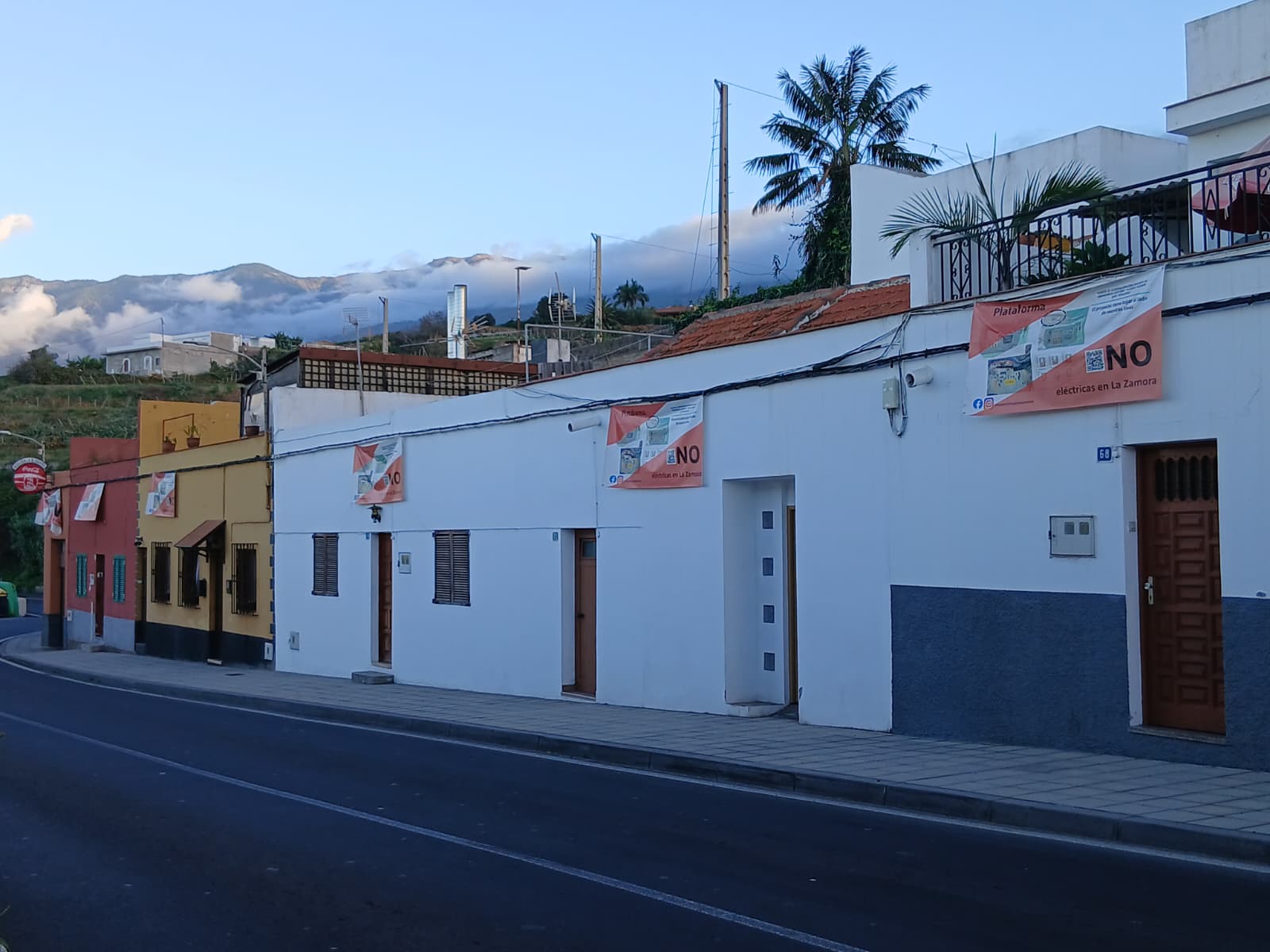 Vecinos de La Zamora, en Los Realejos, colocan pancartas en contra de la planta de gas.