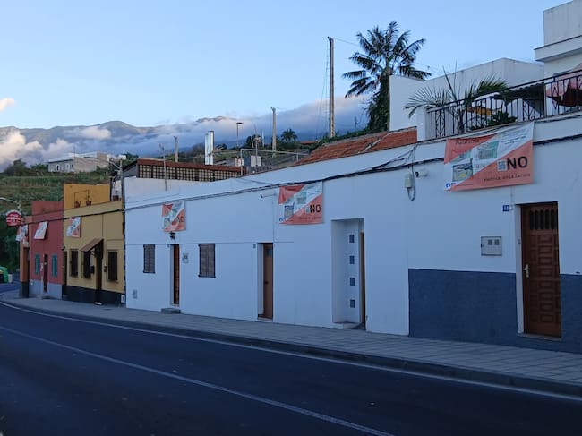 Vecinos de La Zamora, en Los Realejos, colocan pancartas en contra de la planta de gas.