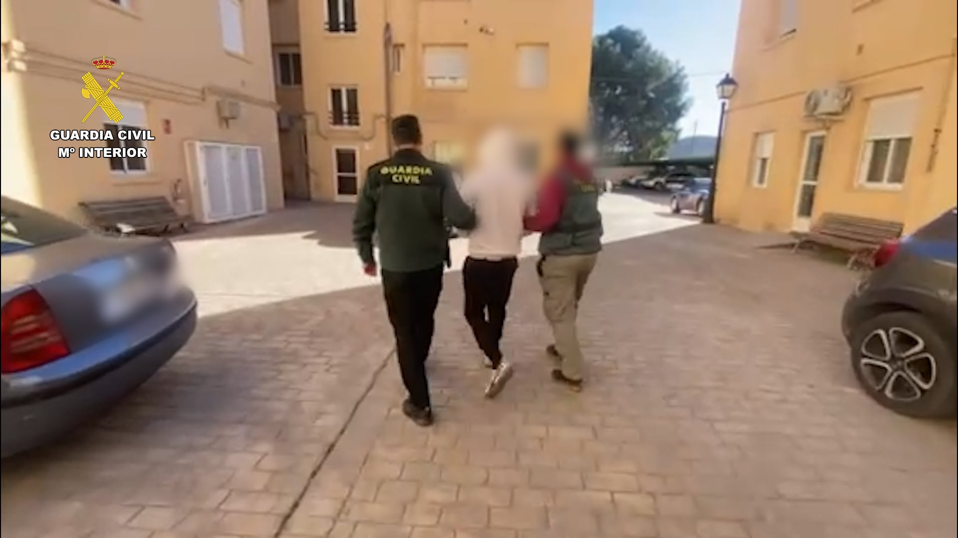 El detenido en la operación ‘Persebas’ es trasladado por agentes de la Guardia Civil