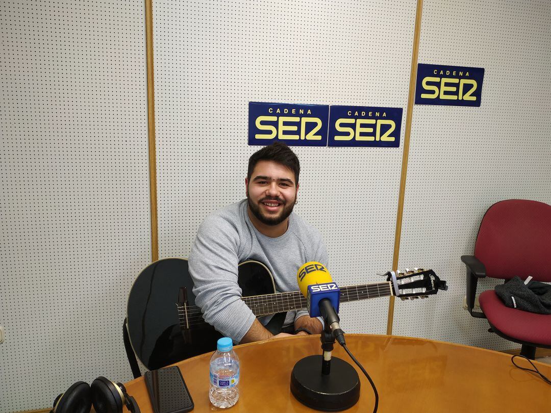 El cantante Agus Sánchez, en los estudios de la SER