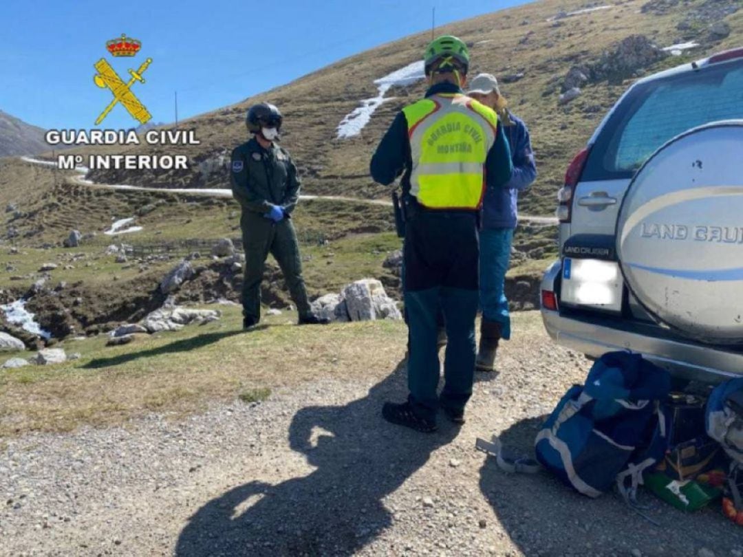 Los agentes durante la primera intervención del gijonés durante la acampada. 