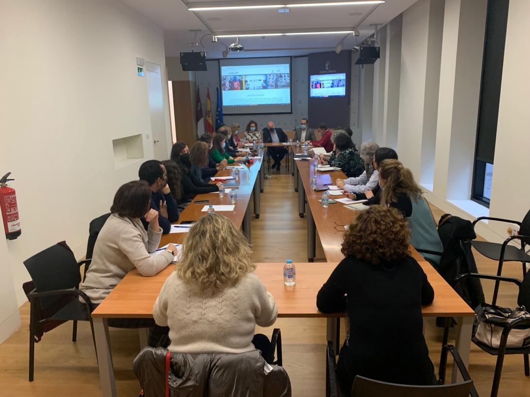 Uno de los momentos de la reunión entre las administraciones y las ONGs