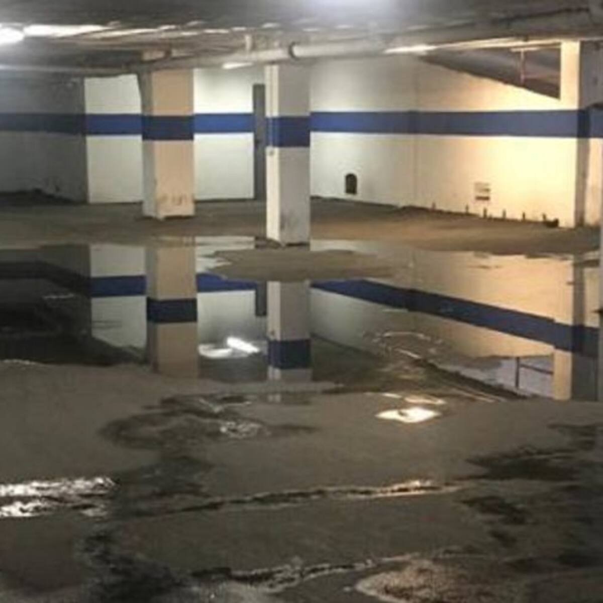 Un problema en la red de saneamiento provoca una inundación en el Parking de San Francisco
