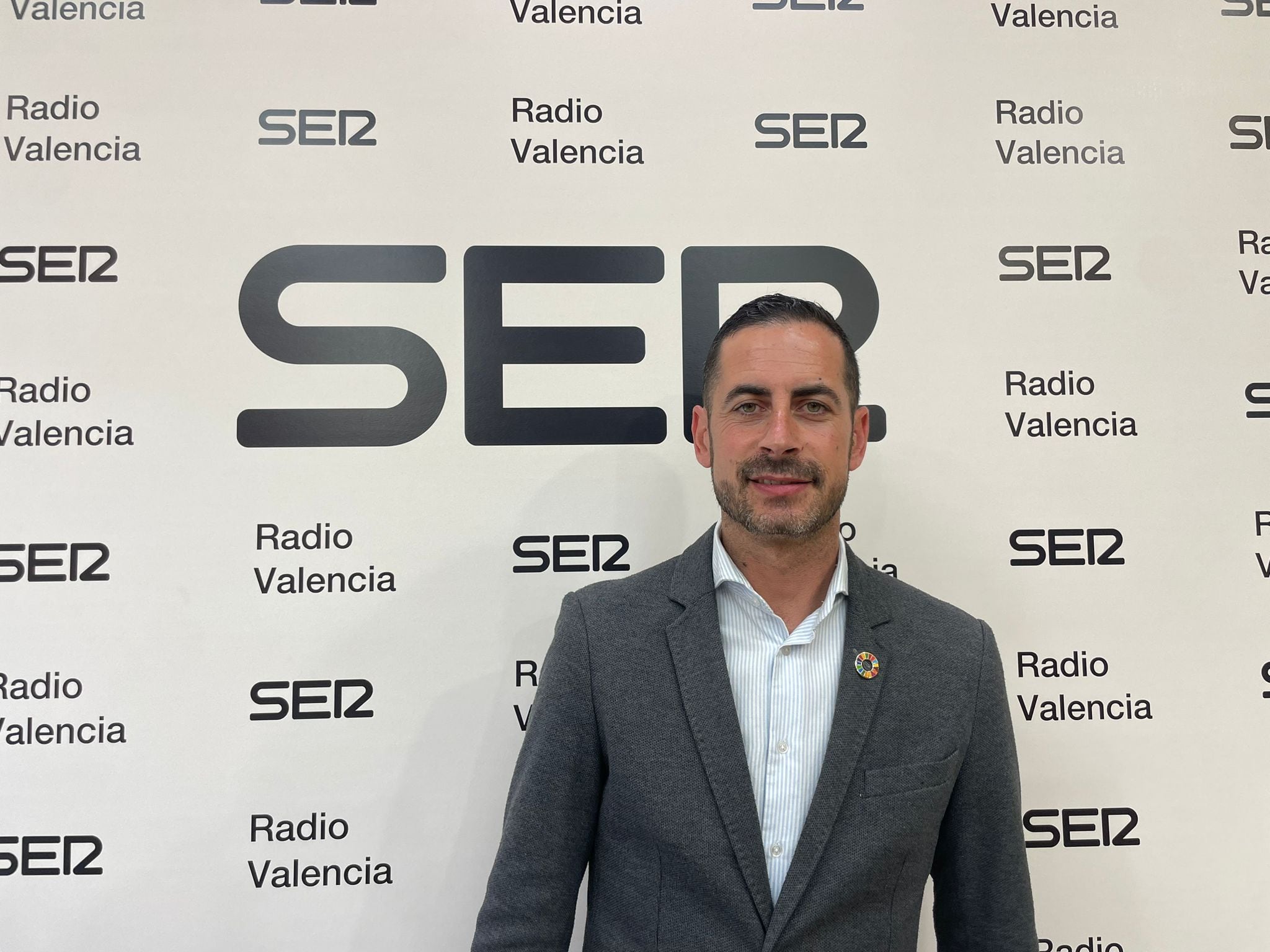 Carlos Fernández Bielsa en los estudios de Radio Valencia Cadena Ser