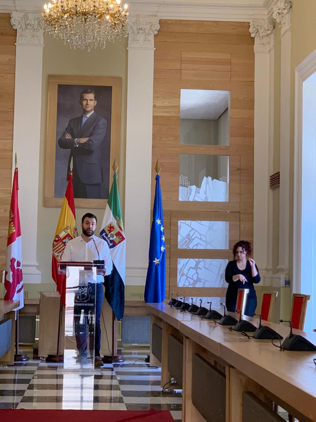 El alcalde de Cáceres Luis Salaya durante una rueda de prensa