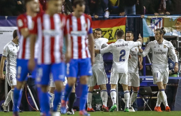 Los jugadores del Real Madrid celebran uno de sus goles al Atlético.