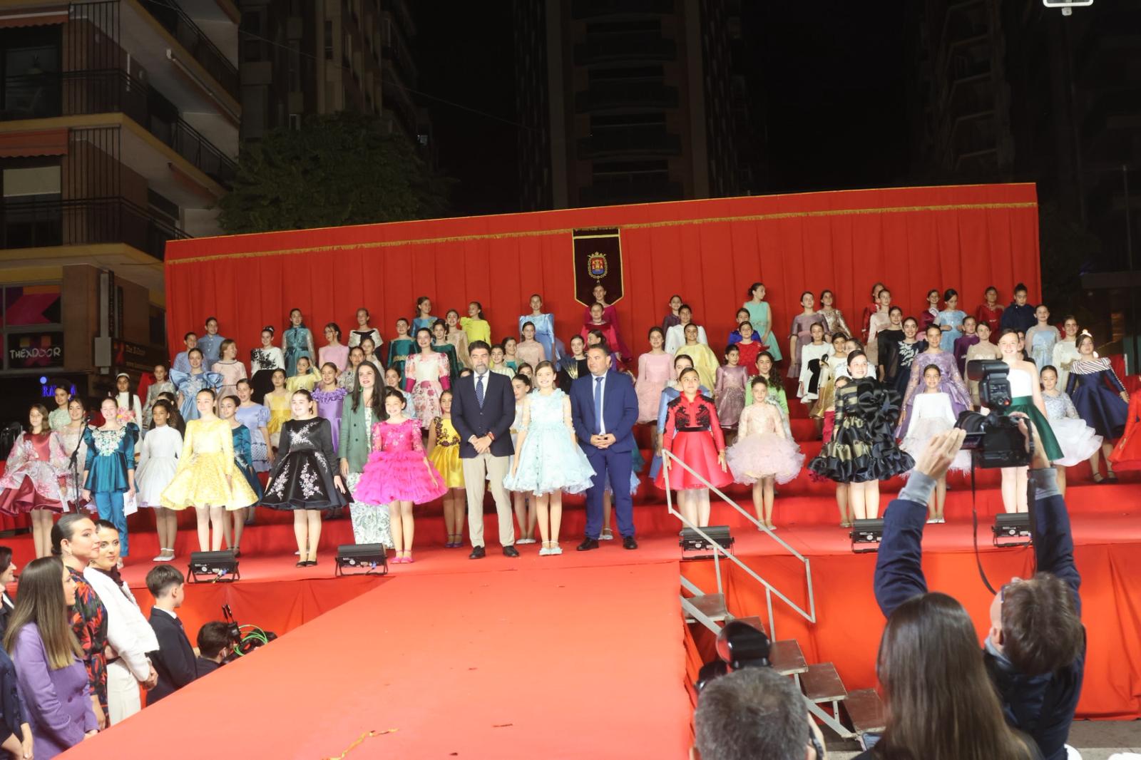 Foto de familia con todas las candidatas infantiles a Bellea del Foc. Foto: Ayuntamiento de Alicante