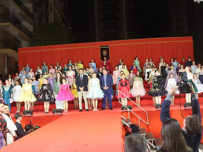 Foto de familia con todas las candidatas infantiles a Bellea del Foc. Foto: Ayuntamiento de Alicante
