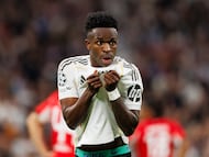 Vinicius Júnior celebra su gol en el Real Madrid-Benfica besando el escudo