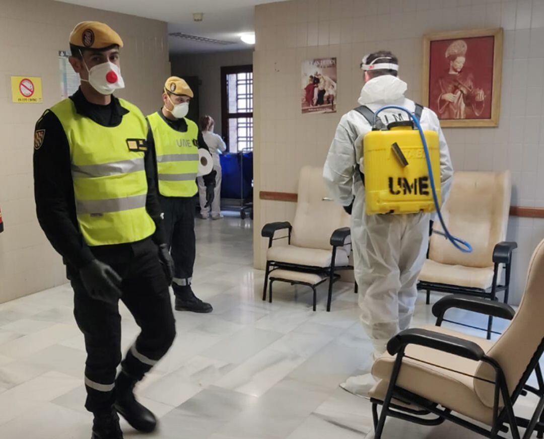 Militares de la UME desinfectan las instalaciones del hospital San Rafael (de la orden de San Juan de Dios) en Granada