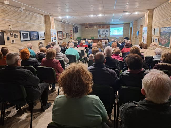 Los vecinos de San Esteban de Litera secundaron el homenaje llenando el salón de actos