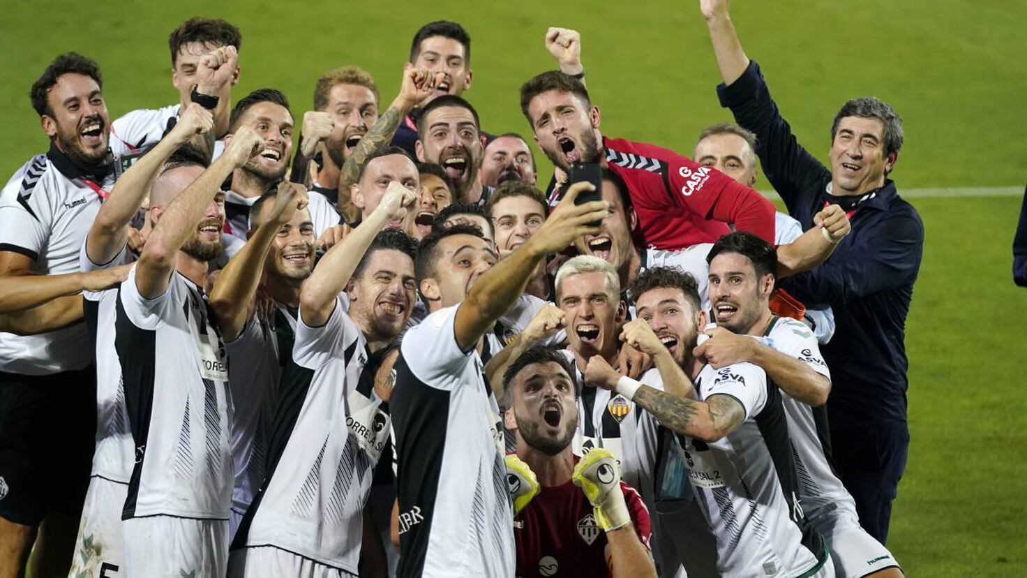 Celebración del último ascenso del C.D Castellón, tras vencer al Cornellà en la Rosaleda