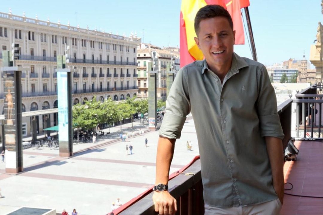 El futbolista Ander Herrera, en el balcón del Ayuntamiento de Zaragoza 