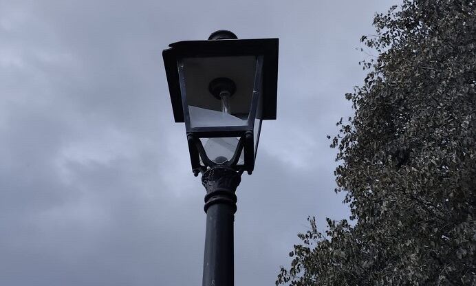 Estado en que quedó una de las farolas