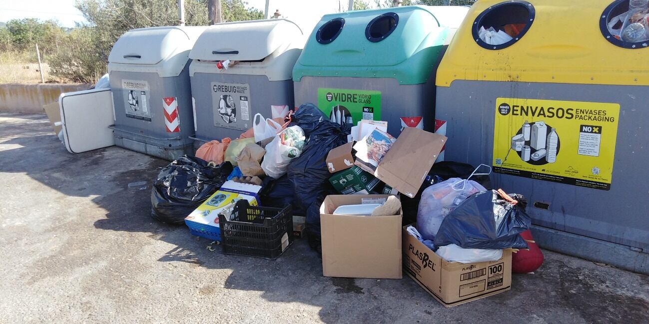 Imagen de restos depositados fuera de los contenedores