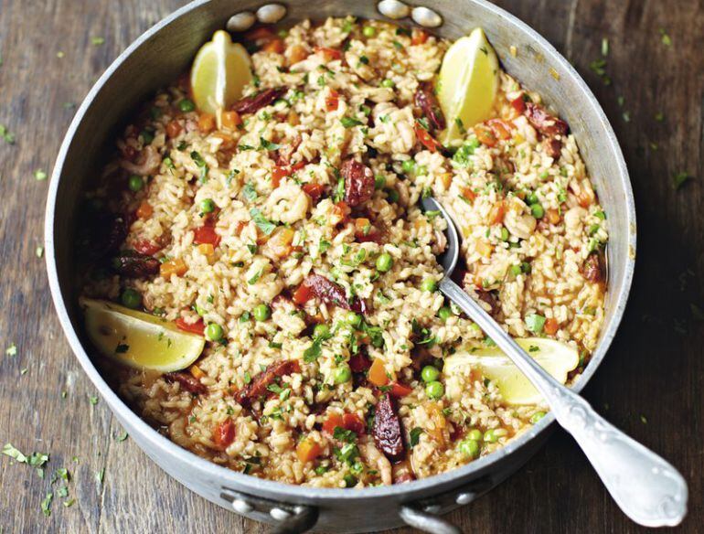 Paella con chorizo.