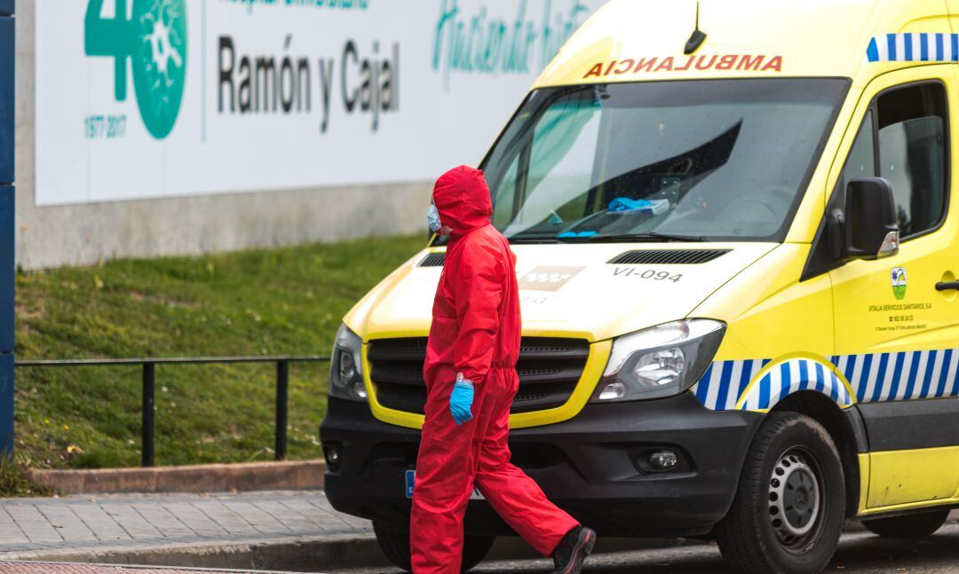 Un médico accede al Hospital Universitario Ramón y Cajal.