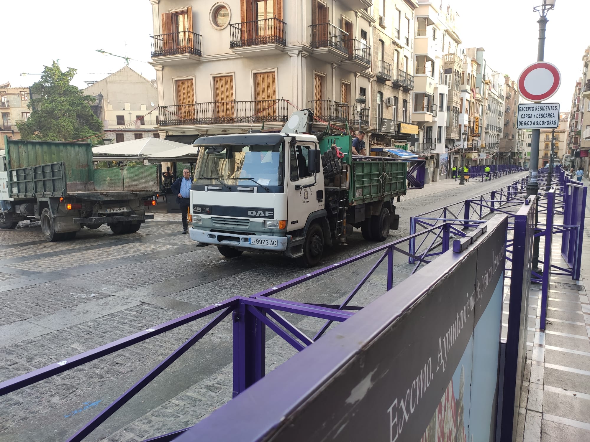 Desmontaje de los palcos de Semana Santa en la calle Bernabé Soriano de Jaén capital