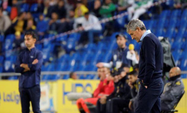 Quique Setién cabizbajo, durante el transcurso del partido