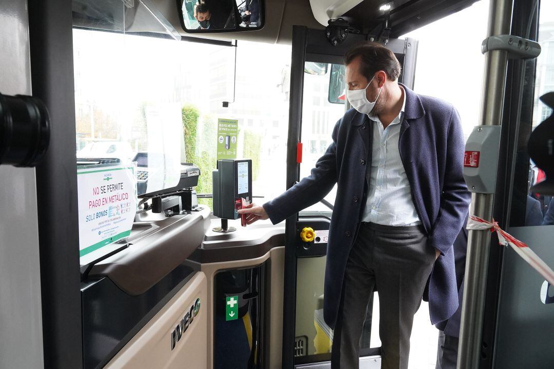 El alcalde paga en uno de los autobuses con los nuevos sistemas