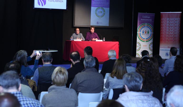 El alcalde y la concejala de Igualdad de Fuenlabrada han asistido a la presentación del &#039;Catálogo Fuenlabrada Antirrumor&#039;.