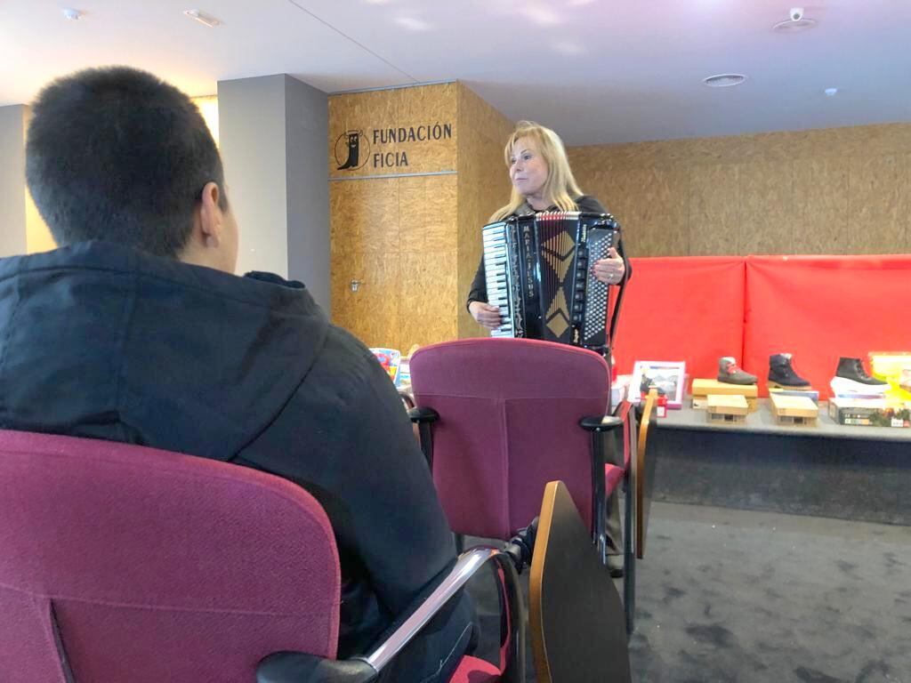 María Jesús y su acordeón siempre están presentes en este acto solidario en Elda