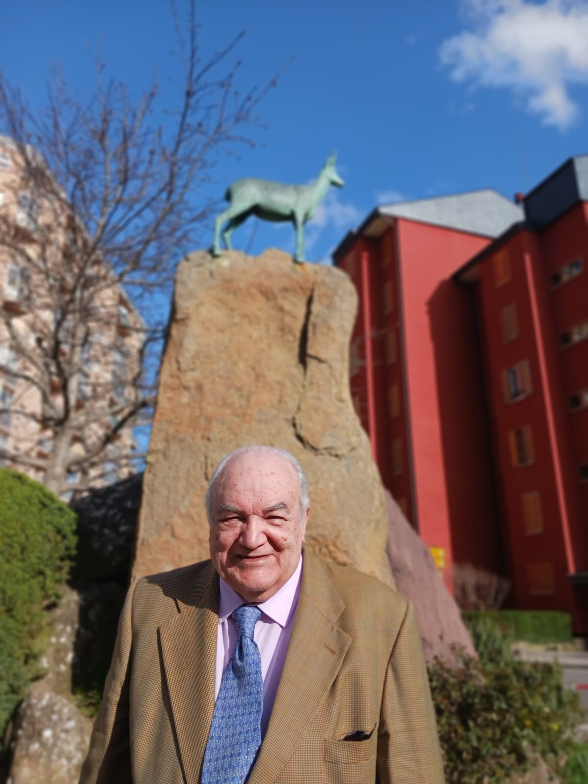 Fernando Rodríguez junto al monumento